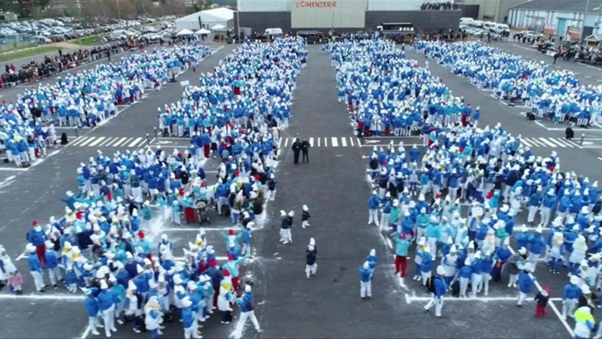 Binlerce İnsan, Corona Virüsüne Rağmen Şirinler Rekoru Kırmak İçin Toplandı