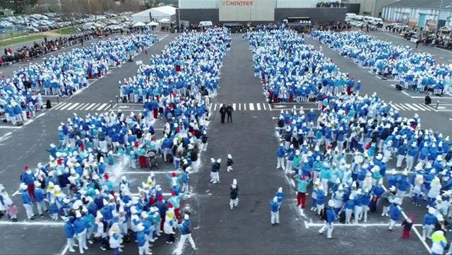 Binlerce İnsan, Corona Virüsüne Rağmen Şirinler Rekoru Kırmak İçin Toplandı