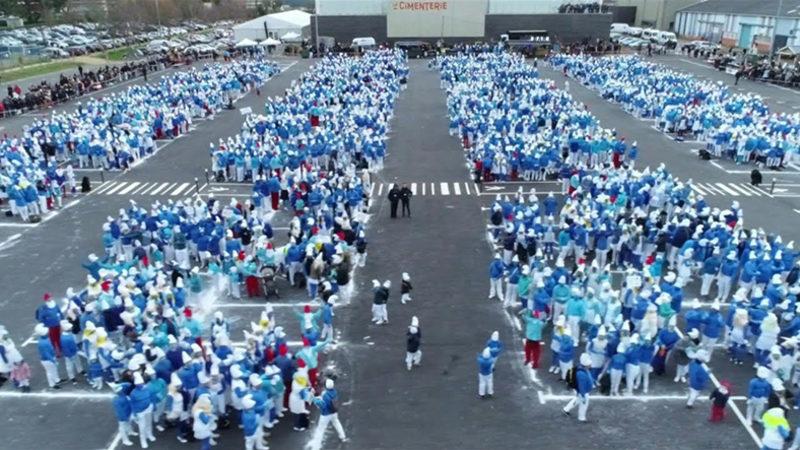 Binlerce İnsan, Corona Virüsüne Rağmen Şirinler Rekoru Kırmak İçin Toplandı