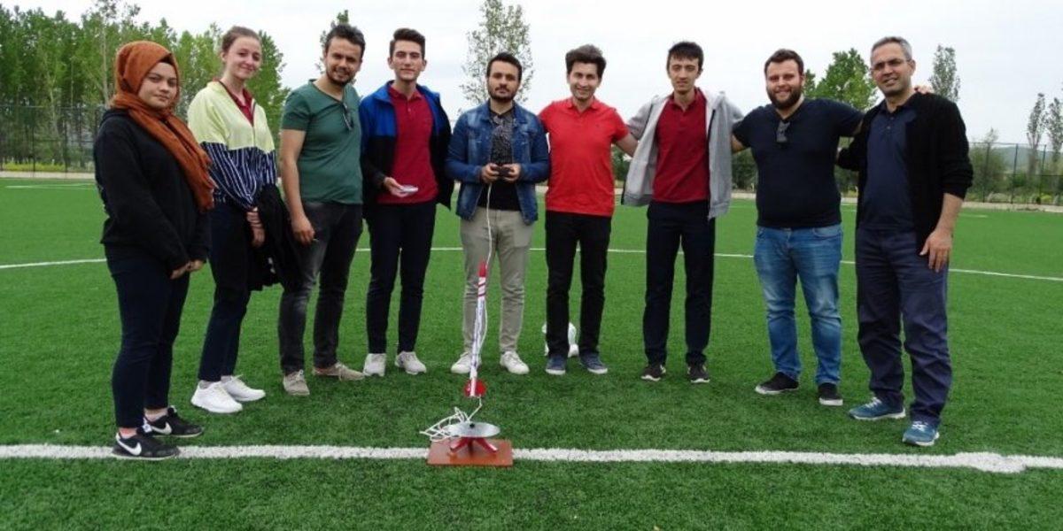 Kütahya 15 Temmuz Şehitler Anadolu Lisesi Öğrencilerinin Geliştirdiği Roket Fırlatıldı (Video)