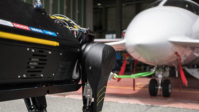 Robot Köpeğin 3 Tonluk Bir Jeti Çektiği Efsane Performansı (Video)