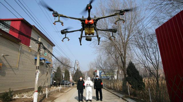 İspanyol Polisi, Corona Virüsü Karantinasına Uymayanları Drone ile Uyarıyor