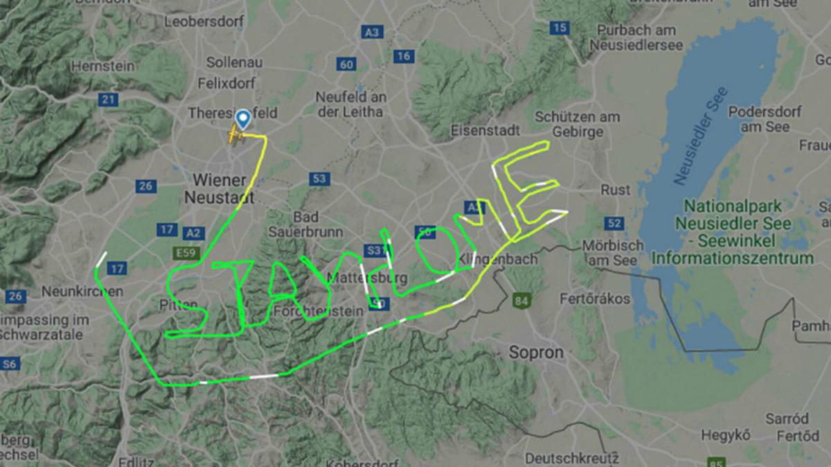 Bir Pilot, Uçakla Yaptığı Manevralarla ’Evde Kalın’ Yazdı