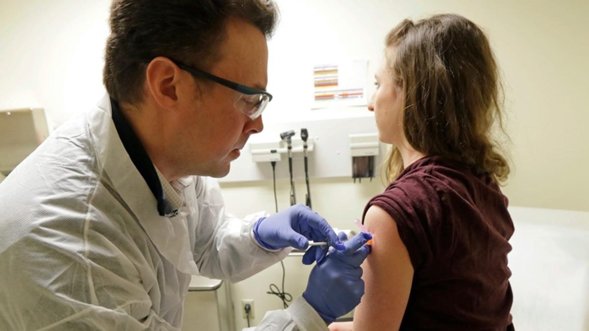 Corona Virüsü Aşısının İnsanlara Enjektesinden İlk Görüntü Geldi