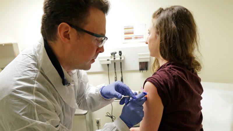 Corona Virüsü Aşısının İnsanlara Enjektesinden İlk Görüntü Geldi