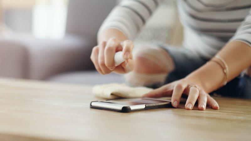 Telefonunuzu Temizlerken Yapmanız ve Yapmamanız Gereken 11 Şey
