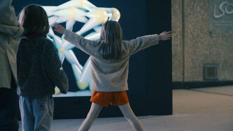 İnsan Hareketlerini Animasyonla Taklit Eden Fütüristik Ayna (Video)