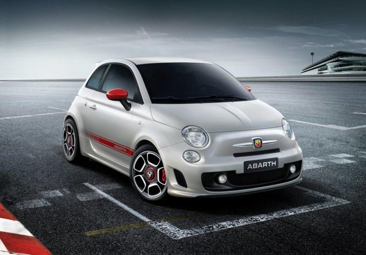 Fiat 500 Serisinin Yıllar İçerisindeki Değişimini Gösteren Görseller