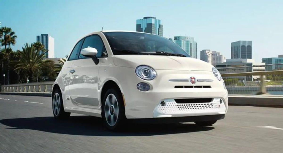 Fiat 500 Serisinin Yıllar İçerisindeki Değişimini Gösteren Görseller