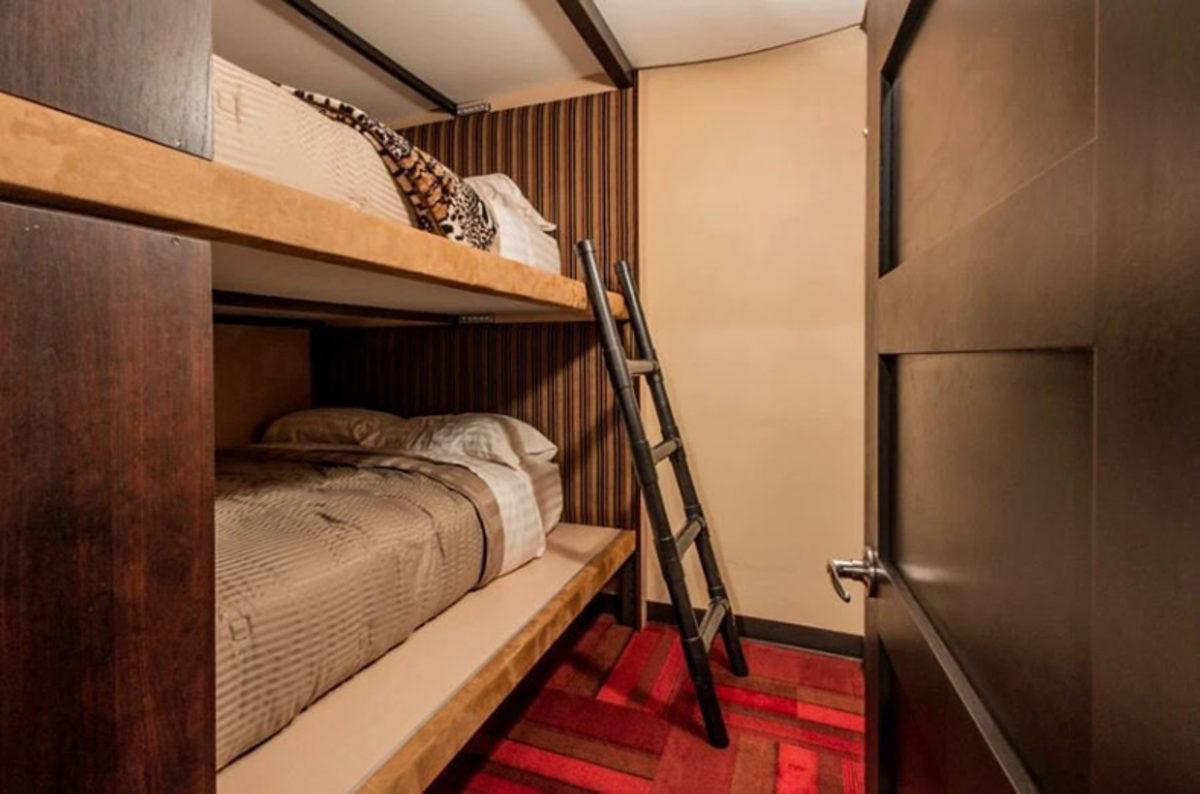 Bir Grup İnsan, Koronavirüsten Korunmak İçin Sığınaklara İnmeye Başladı