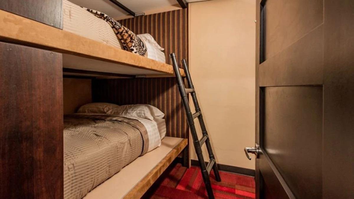 Bir Grup İnsan, Koronavirüsten Korunmak İçin Sığınaklara İnmeye Başladı