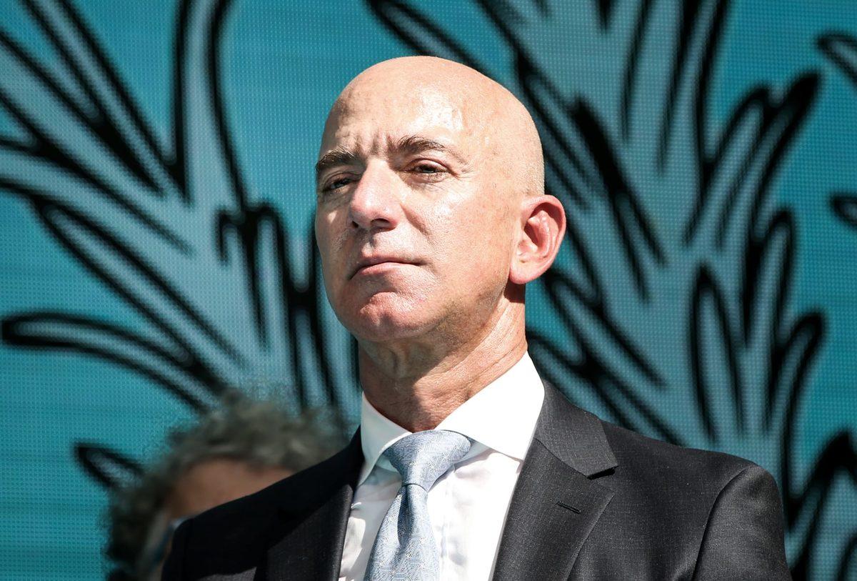 Senatörlerden Jeff Bezos’a Çağrı: Amazon Depo İşçilerine Hastalık İzni Verin