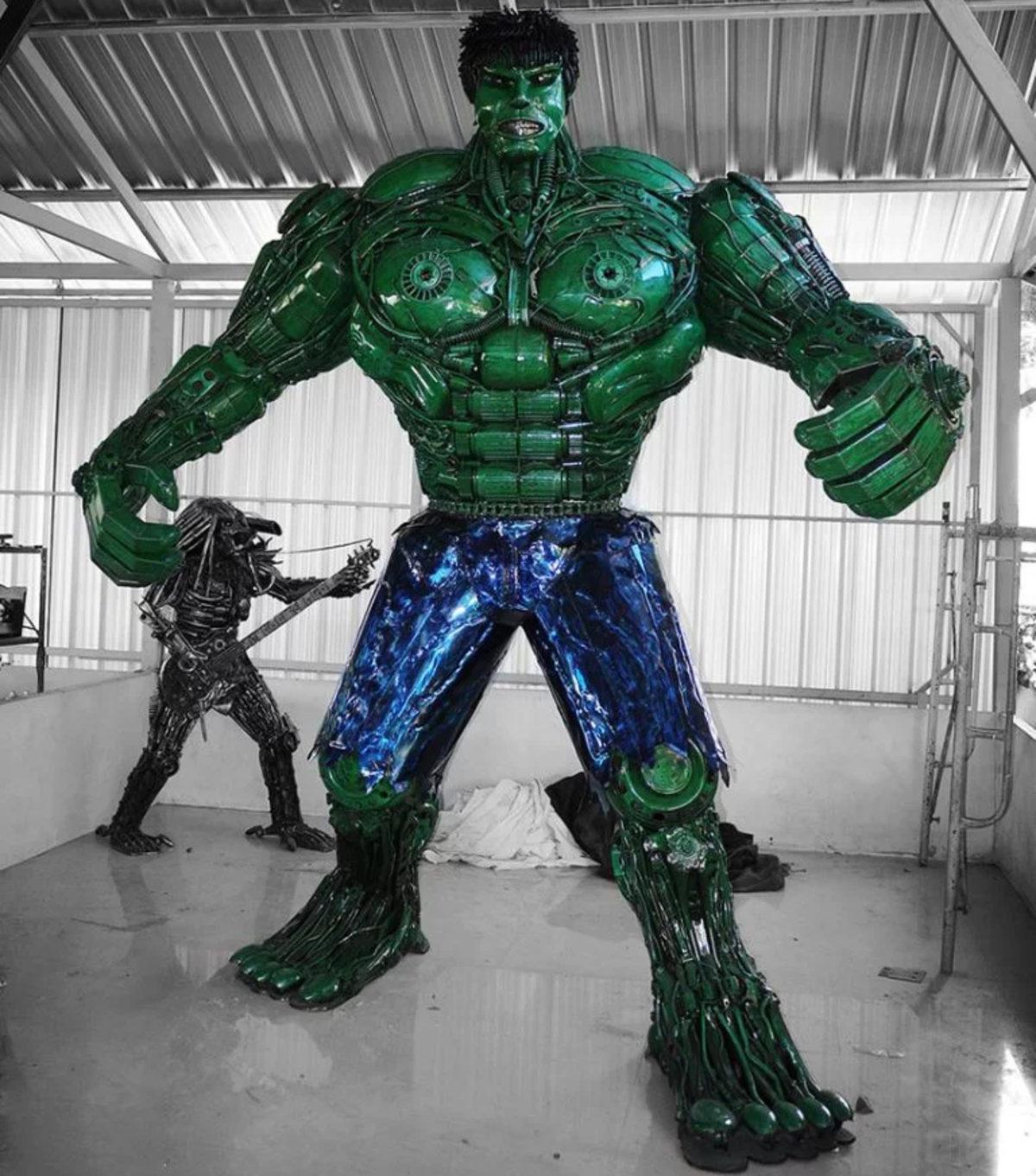Geri Dönüştürülmüş Otomobil Parçalarından Yapılan Devasa ’Hulk’ Heykeli