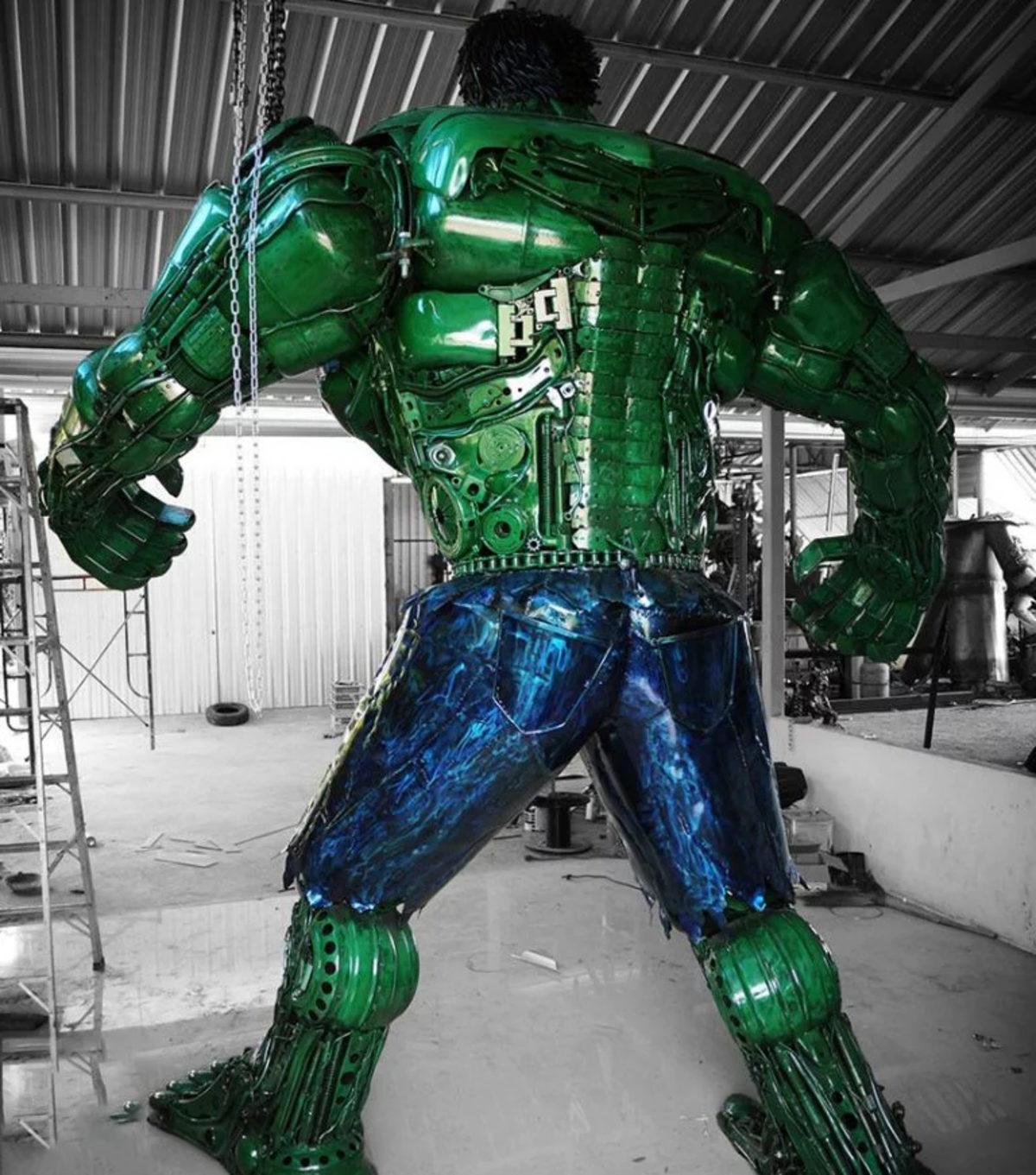 Geri Dönüştürülmüş Otomobil Parçalarından Yapılan Devasa ’Hulk’ Heykeli
