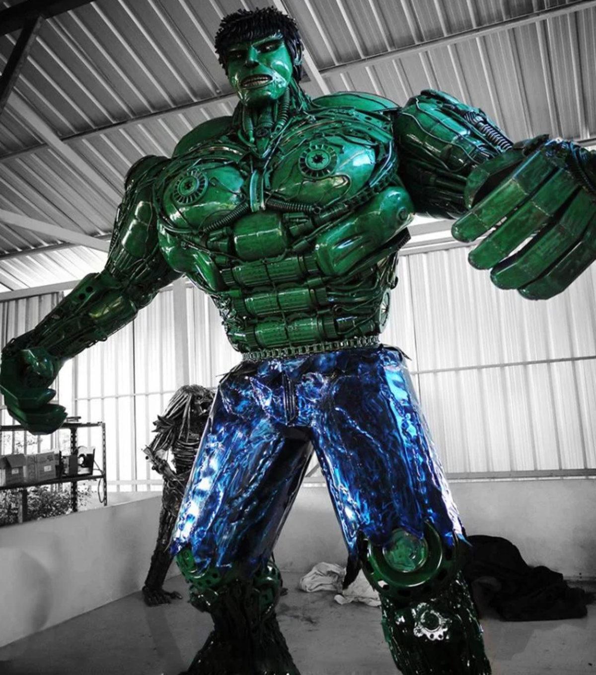Geri Dönüştürülmüş Otomobil Parçalarından Yapılan Devasa ’Hulk’ Heykeli