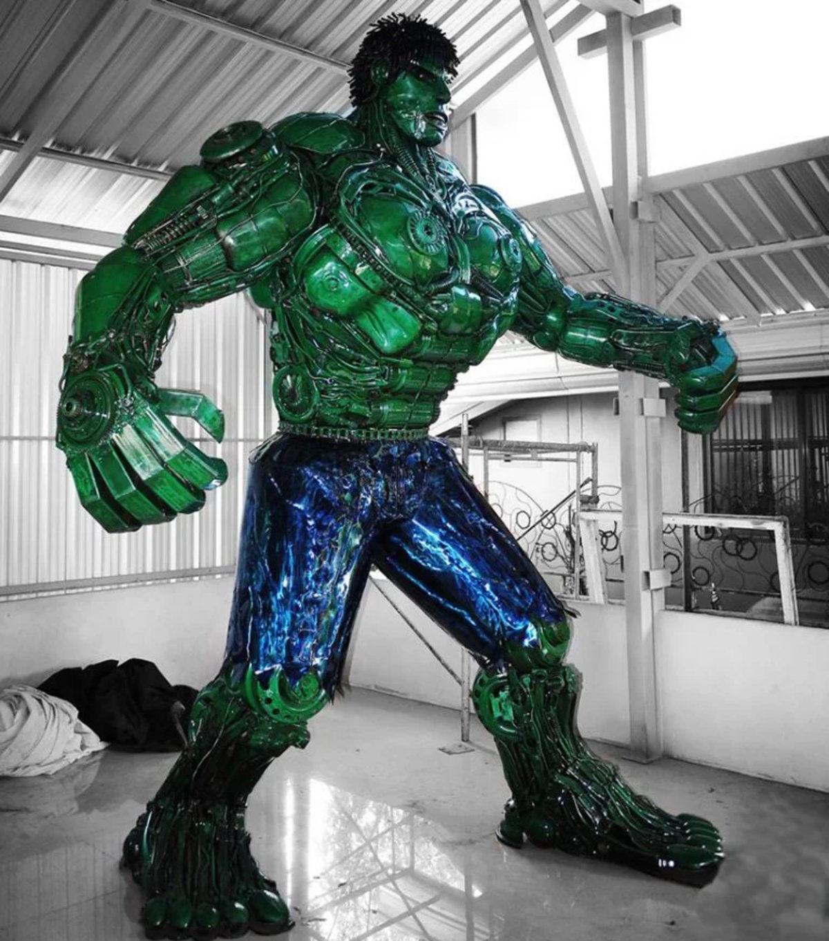 Geri Dönüştürülmüş Otomobil Parçalarından Yapılan Devasa ’Hulk’ Heykeli