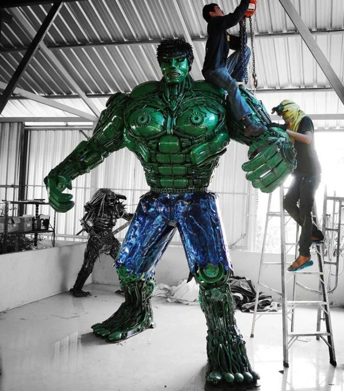 Geri Dönüştürülmüş Otomobil Parçalarından Yapılan Devasa ’Hulk’ Heykeli