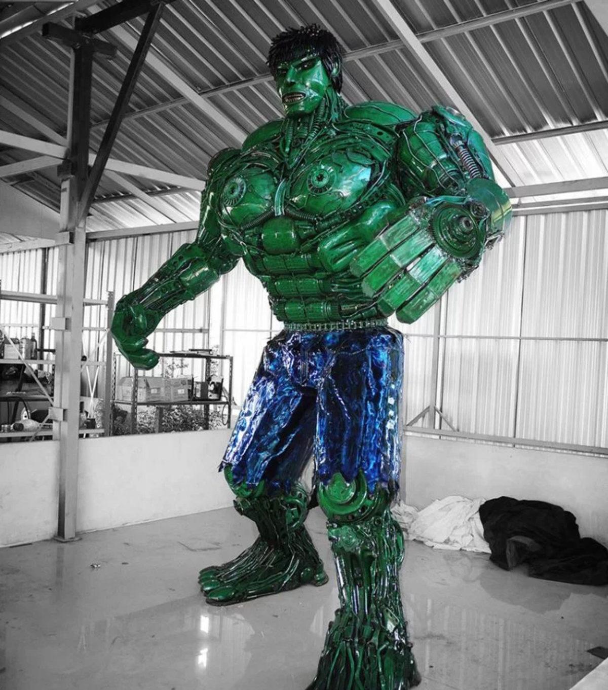 Geri Dönüştürülmüş Otomobil Parçalarından Yapılan Devasa ’Hulk’ Heykeli