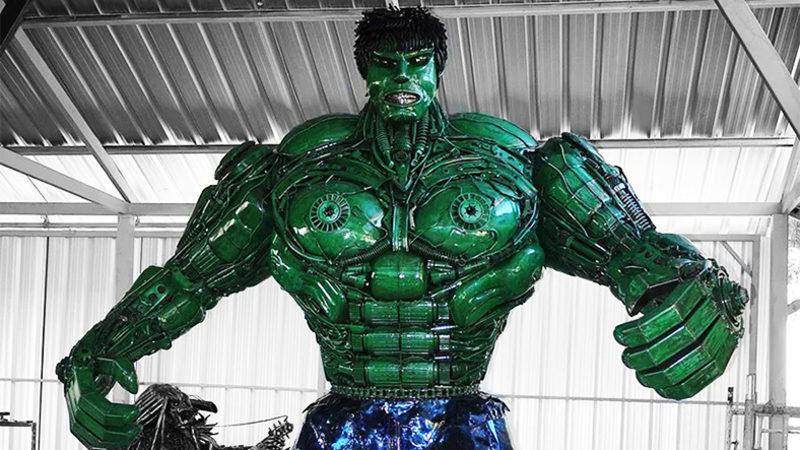 Geri Dönüştürülmüş Otomobil Parçalarından Yapılan Devasa ’Hulk’ Heykeli
