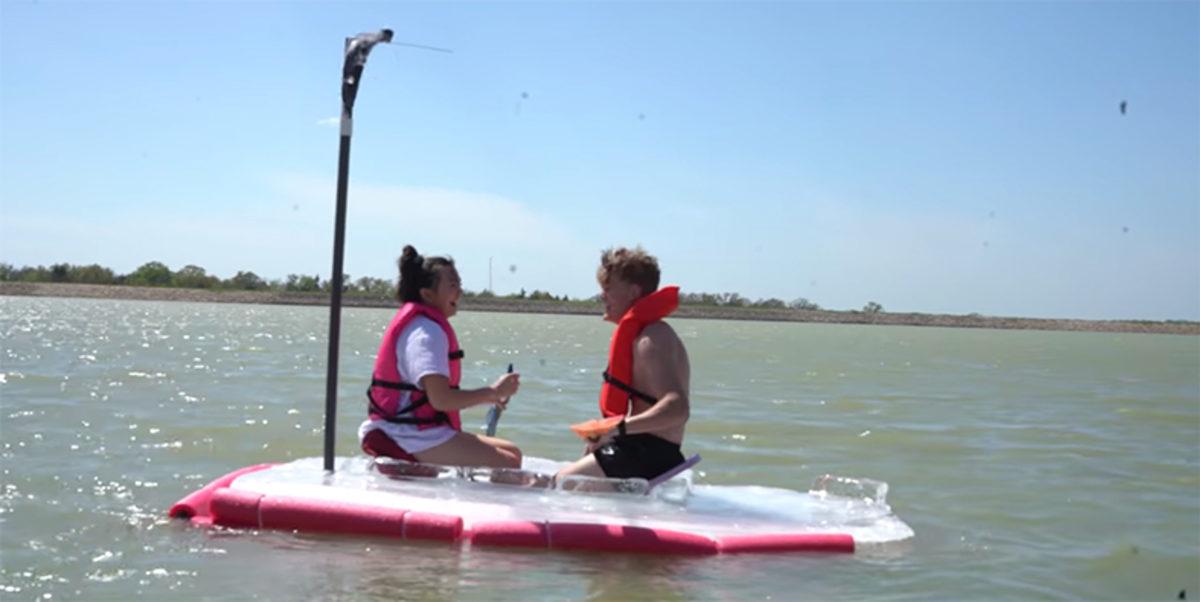 Bir YouTuber, 2 Tonluk Buz Kütlesini Sıcak Bir Gölde Yüzdürdü