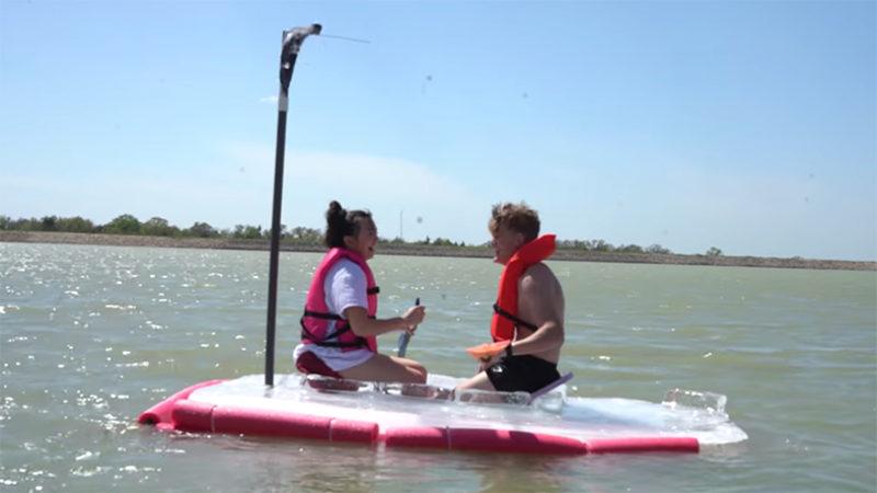 Bir YouTuber, 2 Tonluk Buz Kütlesini Sıcak Bir Gölde Yüzdürdü