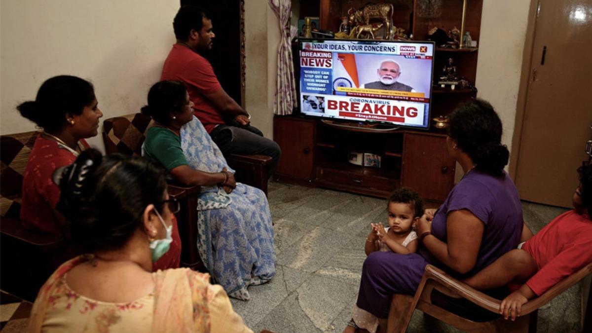 1,3 Milyar Nüfusa Sahip Olan Hindistan’da Koronavirüs Sebebiyle Sokağa Çıkma Yasağı İlan Edildi