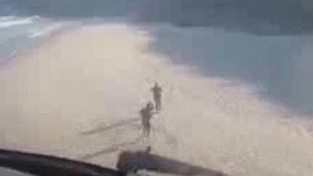 Brezilya Polisi, Koronavirüse Rağmen Plajlara Doluşan İnsanları İlginç Bir Yöntemle Dağıttı