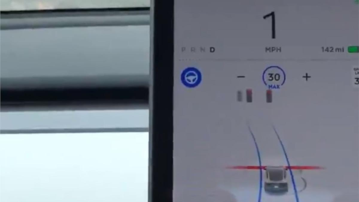 Tesla Autopilot İlk Kez Kırmızı Işıkta Otomatik Olarak Durdu (Video)