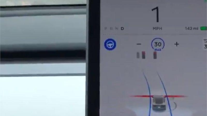 Tesla Autopilot İlk Kez Kırmızı Işıkta Otomatik Olarak Durdu (Video)