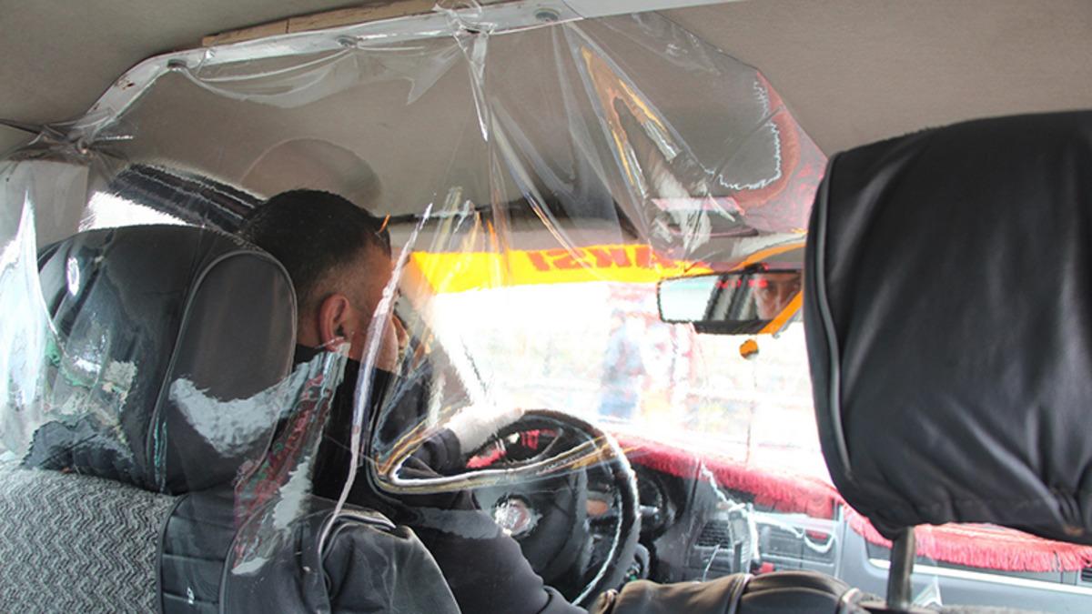 Türk Taksici, Koronavirüsten Korunmak İçin Aracına Şeffaf Kabin Yaptı