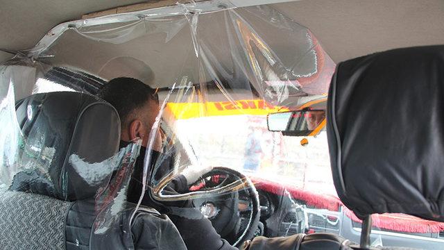 Türk Taksici, Koronavirüsten Korunmak İçin Aracına Şeffaf Kabin Yaptı