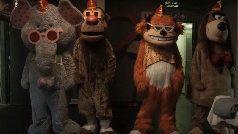 Sevimli Maskotların Çatır Çatır Adam Doğradığı The Banana Splits’ten İlk Fragman Geldi