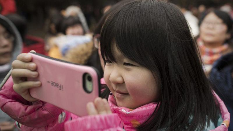 2 Yaşındaki Çocuk, Uzun Süre Kullandığı Akıllı Telefonun Ekranı Yüzünden Görme Kaybı Yaşadı