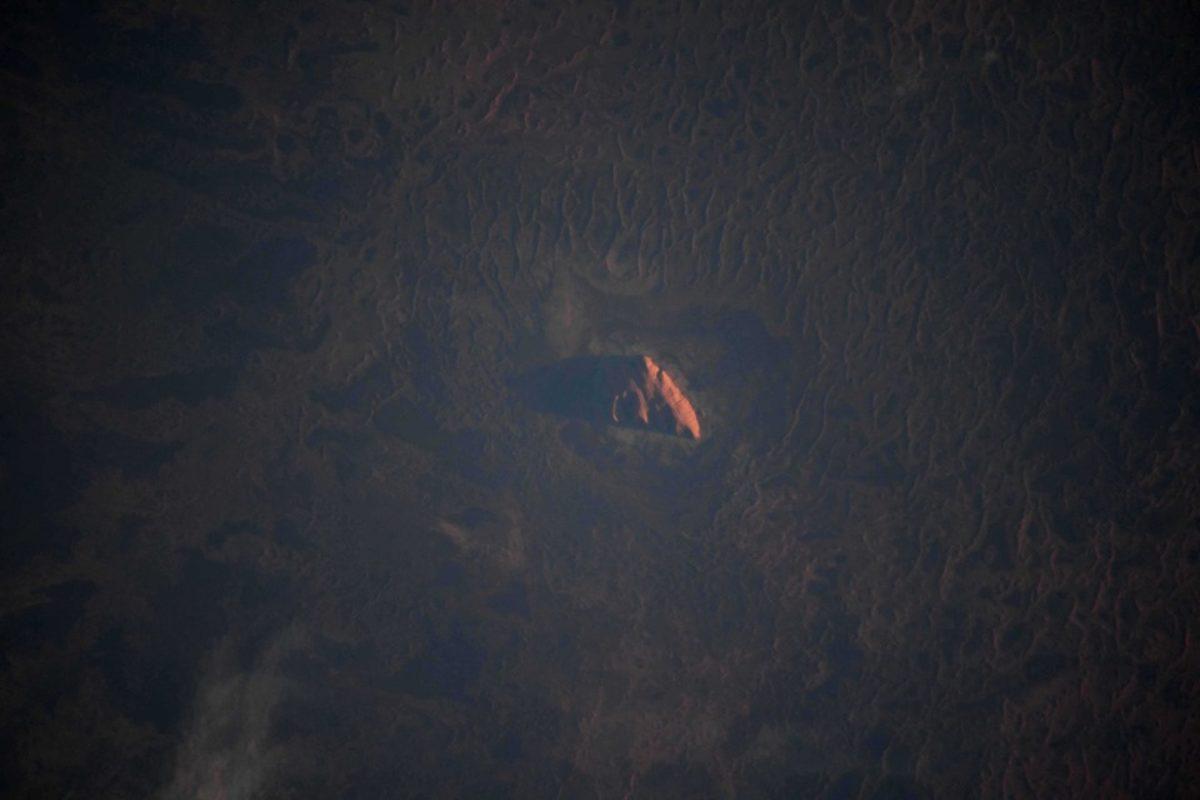 Avustralya’nın Sayılı Doğal Güzelliklerinden Uluru’nun Uzaydan Çekilen Enfes Fotoğrafı