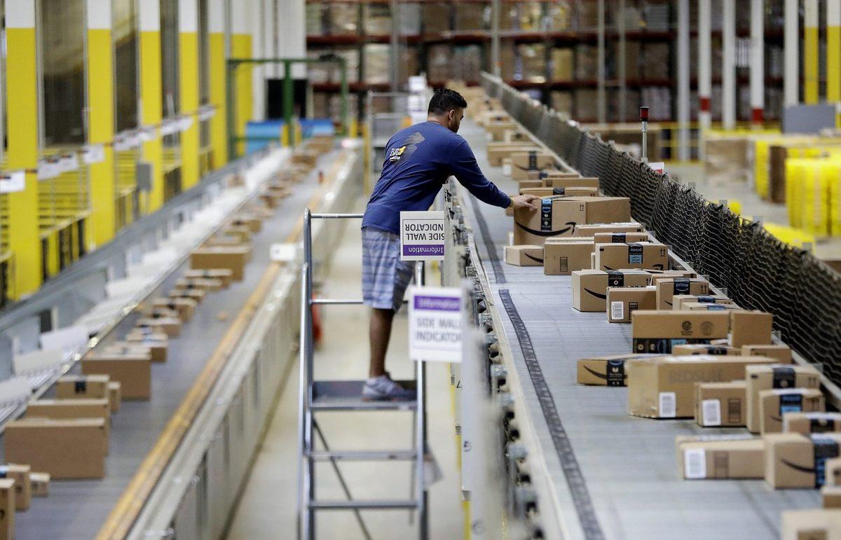 Amazon’un, Depo İşçilerine Markette de Çalışmaları İçin Ek Ücret Önerdiği İddia Edildi