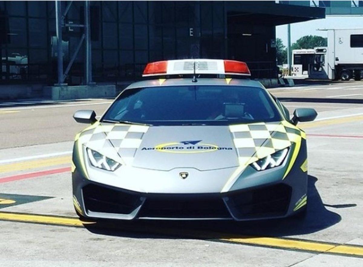 Bologna Havaalanında Uçaklar Lamborghini Huracán’ı Takip Ediyor