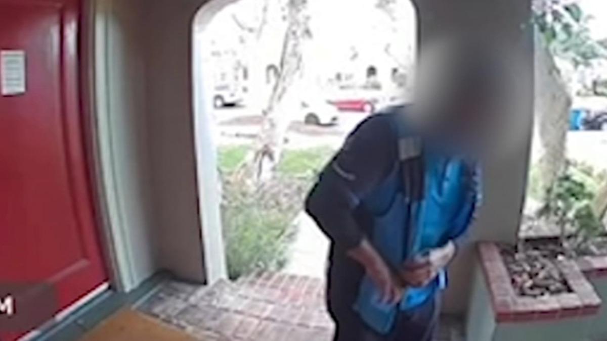 ABD’de Bir Amazon Kuryesi, Teslim Ettiği Pakete Tükürürken Yakalandı (Video)