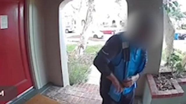 ABD’de Bir Amazon Kuryesi, Teslim Ettiği Pakete Tükürürken Yakalandı (Video)