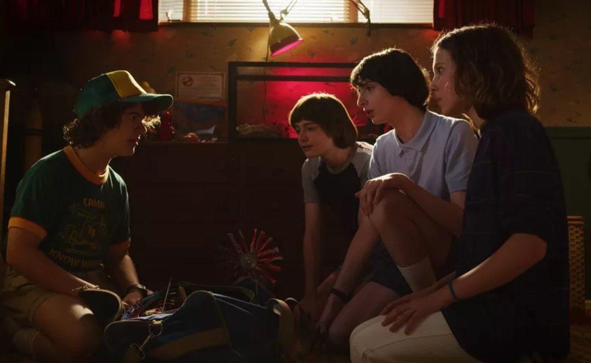 Stranger Things’in 1980’lerden Fırlamış Gibi Görünen Kamera Arkası Görüntüleri Yayınlandı