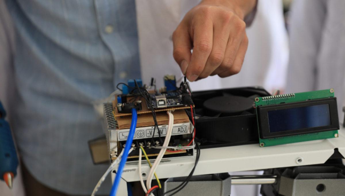 Antalya’daki Meslek Lisesi Öğretmenleri, Koronavirüs Tedavisi İçin Solunum Cihazı Üretti