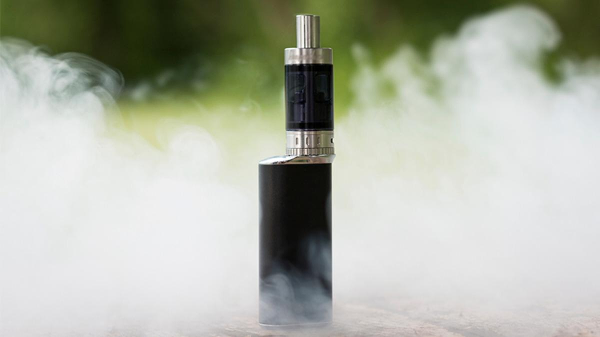 Ağzında Elektronik Sigara Patlayan 17 Yaşındaki Gencin Çenesi Kırıldı