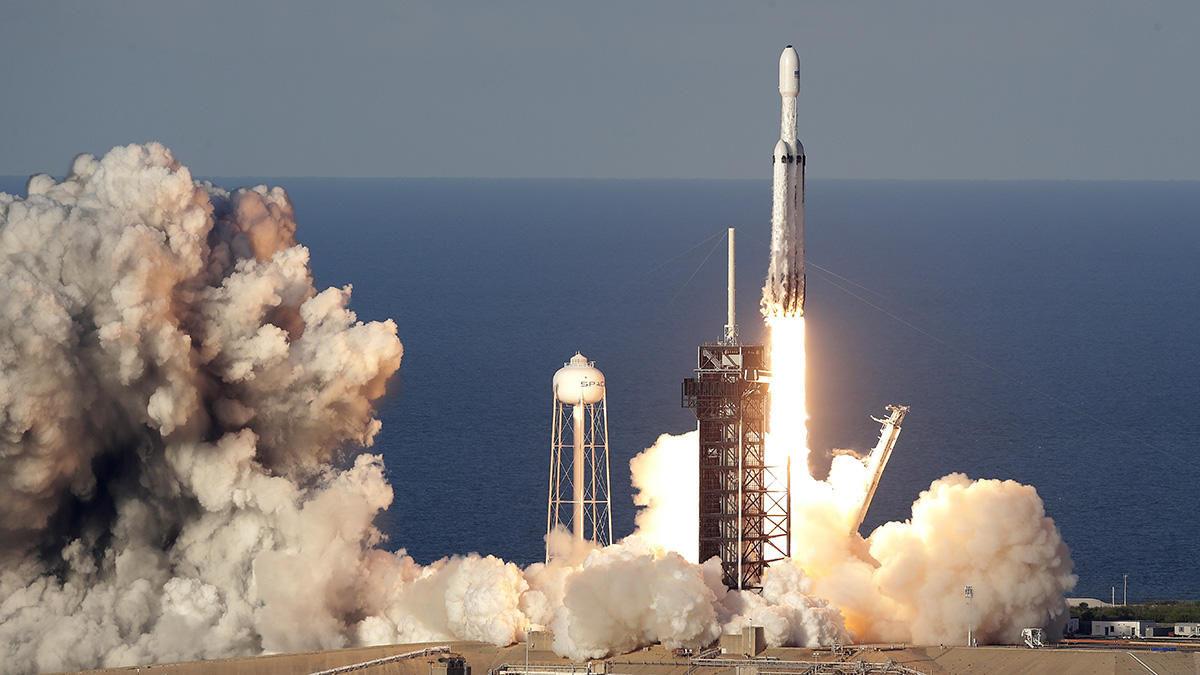 SpaceX’in Falcon Heavy Roketi, İlk Gece Uçuşuna Hazırlanıyor