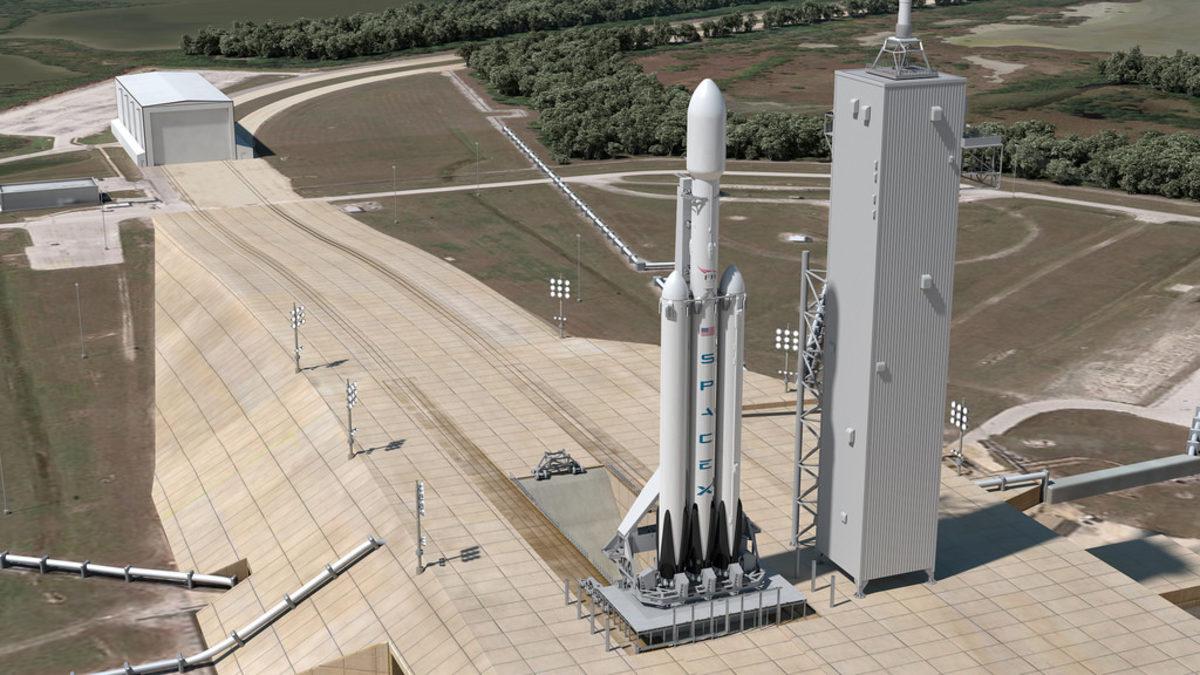 SpaceX’in Falcon Heavy Roketi, İlk Gece Uçuşuna Hazırlanıyor