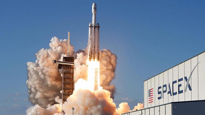 SpaceX’in Falcon Heavy Roketi, İlk Gece Uçuşuna Hazırlanıyor