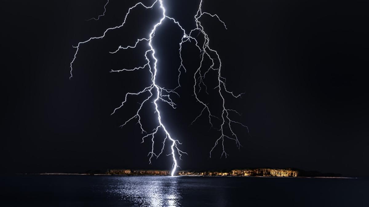 Teksas’ı Aydınlatan Şimşeğin Hem Büyüleyici Hem de Korkutucu Yavaş Çekim Videosu