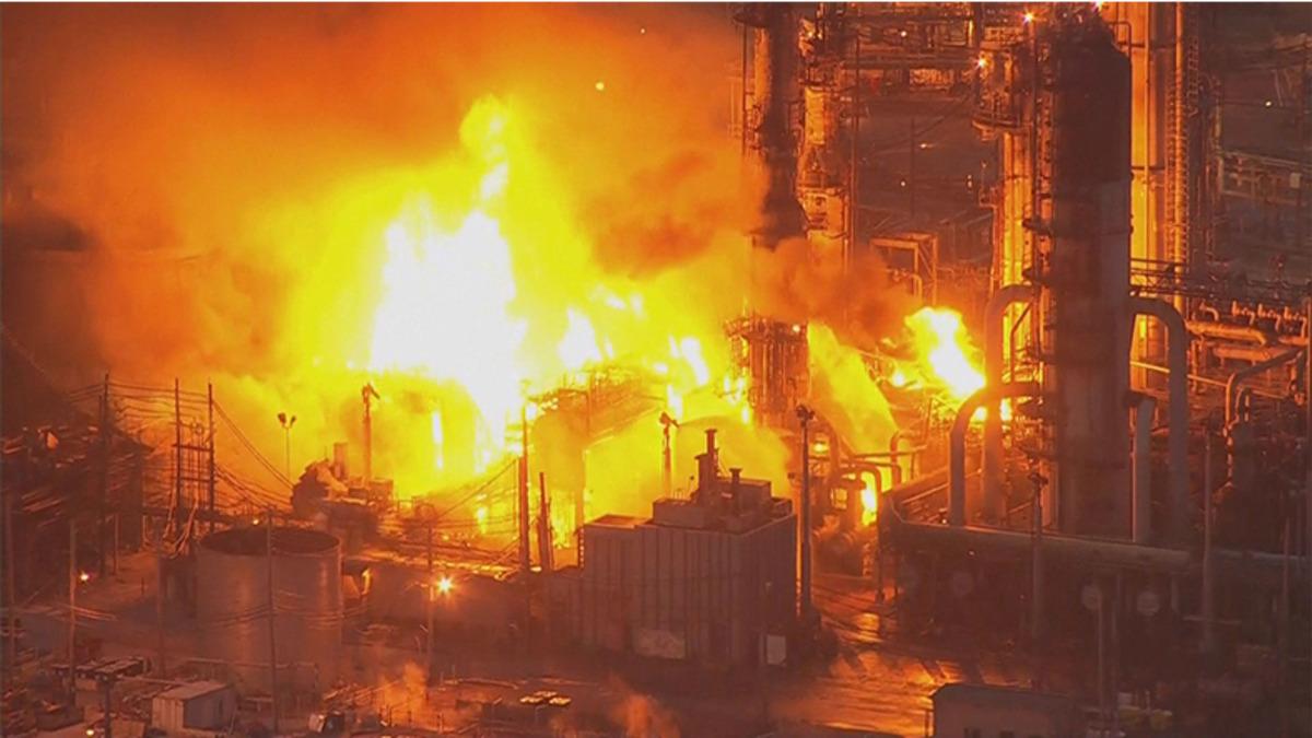 Philadelphia Petrol Rafinerisi Patlaması Uzaydan Bile Göründü