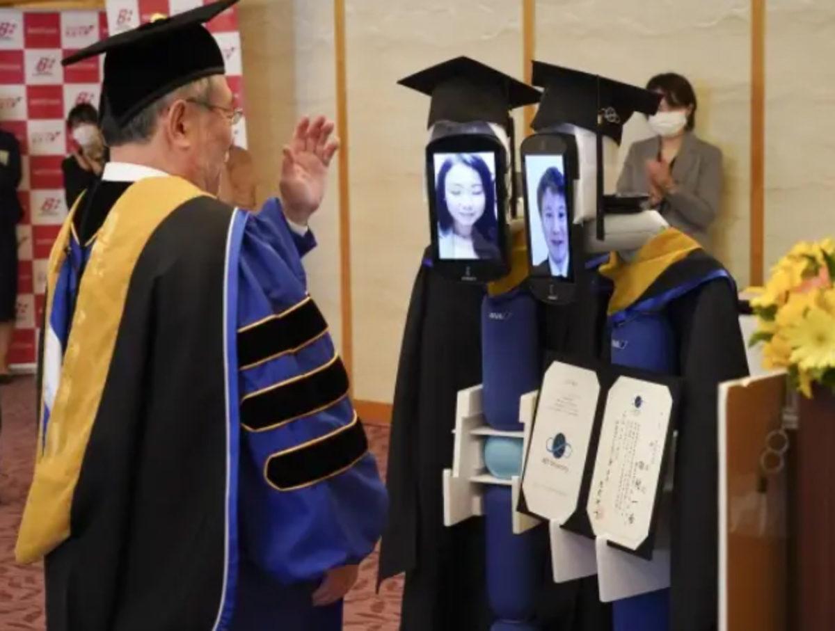 Japonya’da Bir Üniversite, Robotlarla Sanal Mezuniyet Töreni Düzenledi