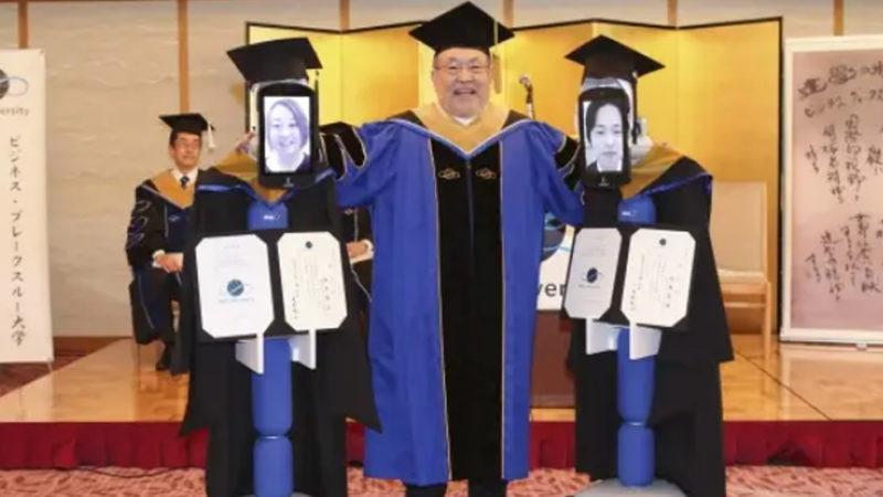 Japonya’da Bir Üniversite, Robotlarla Sanal Mezuniyet Töreni Düzenledi