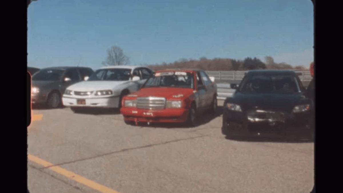 Modern Araba Yarışları, Nostaljik Şekilde Kaydedildi (Video)