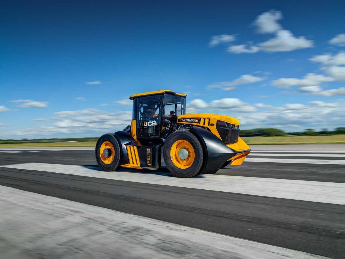 Karşınızda Dünyanın En Hızlı Traktörü: JCB Fastrac